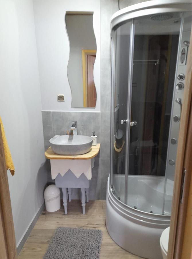 Chochlik Hotel Ustrzyki Dolne Bagian luar foto