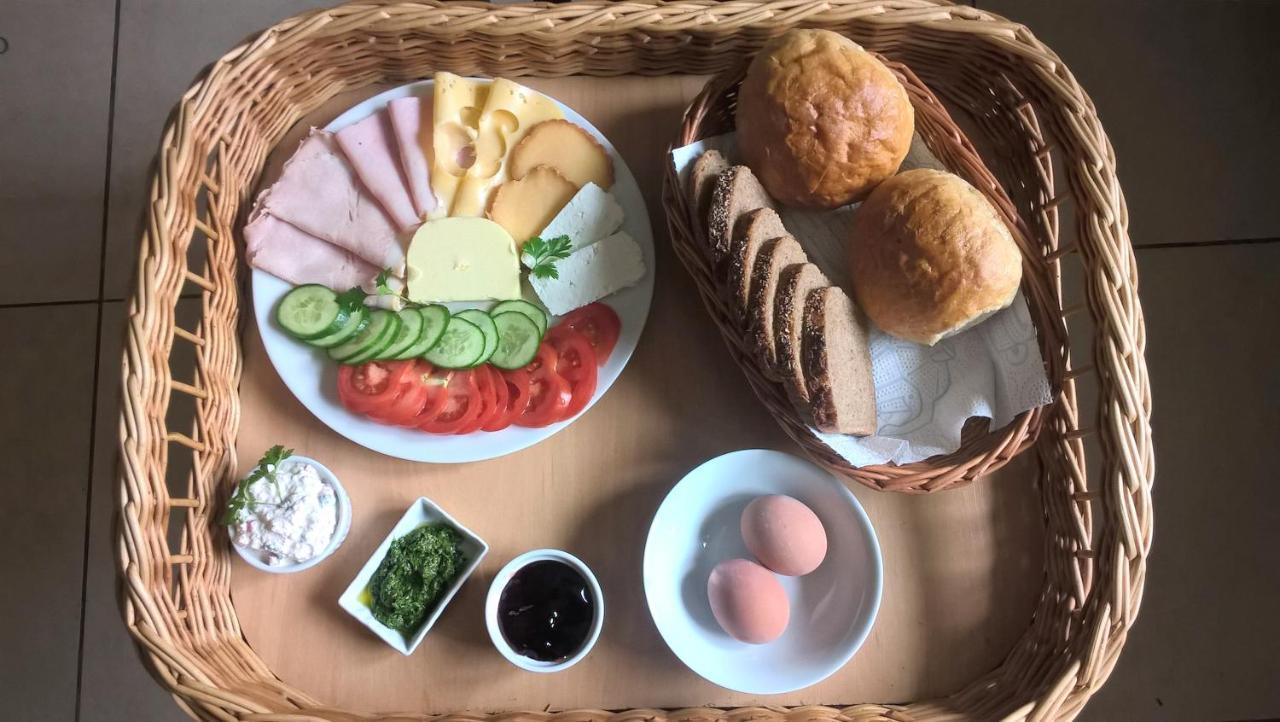 Chochlik Hotel Ustrzyki Dolne Bagian luar foto