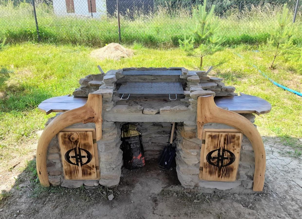 Chochlik Hotel Ustrzyki Dolne Bagian luar foto